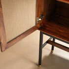 Het is een meubelstuk dat de ruimte structureert zonder deze te verzwaren