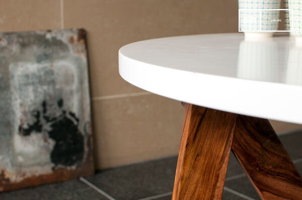 The W coffee table displays a particularly nice line with its feet made of solid wood