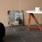 Daarop rust het mooie ronde witte tafelblad