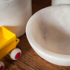 De marmeren bank is zeer verfijnd.