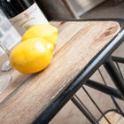 Die Kombination aus hellem Holz und abgerundeter Metallstruktur ist hervorragend.