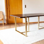 Het blad heeft noesten in het hout om de tafel authenticiteit te geven