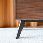 dressoir is goed stabiel op de zwarte houten basis.