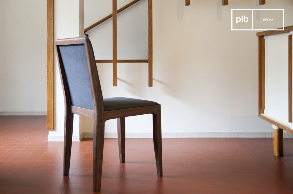 This chair Hemët is made out of walnut wood which is reminscent of mid-20th century Scandinavian