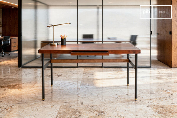 This 140 cm wide desk strikes the perfect balance between the warm presence of wood and a slender