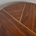 The silhouette remains slender thanks to a tabletop with beveled edges