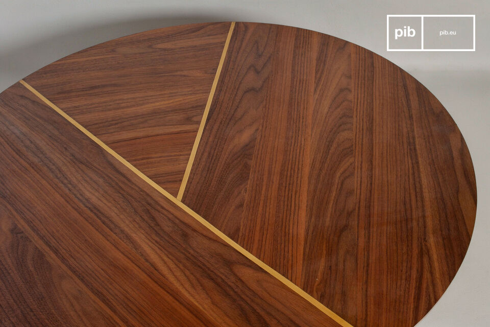 The silhouette remains slender thanks to a tabletop with beveled edges