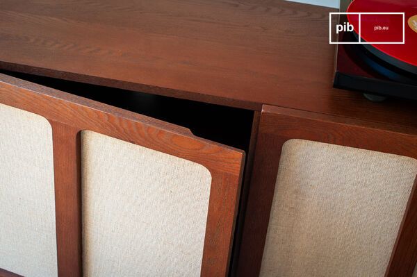The Thalos TV unit blends the warmth of a satin walnut tone with the visual softness of ecru linen