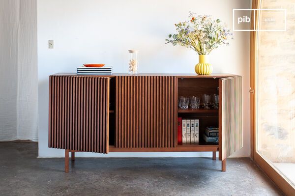 A play of curves and grooves for refined graphic appeal