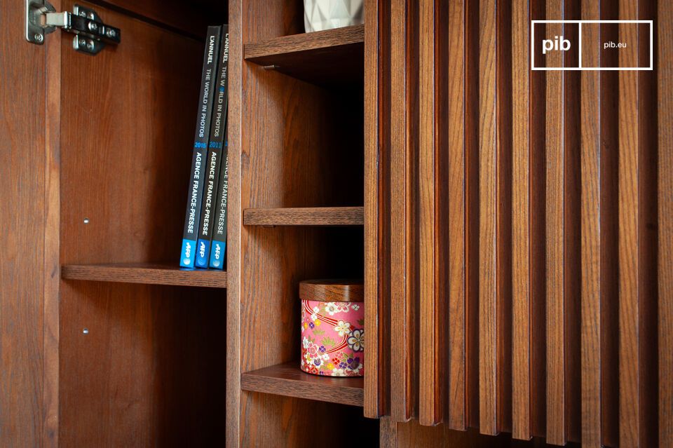 Behind its composed appearance lies a sense of freedom and creativity: each internal shelf can be