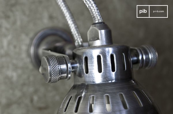 Opengewerkte lampenkap met een prachtige retro smaak.