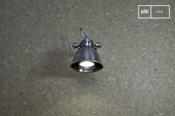 Zilveren wandlamp, ideaal voor uw slaapkamer.