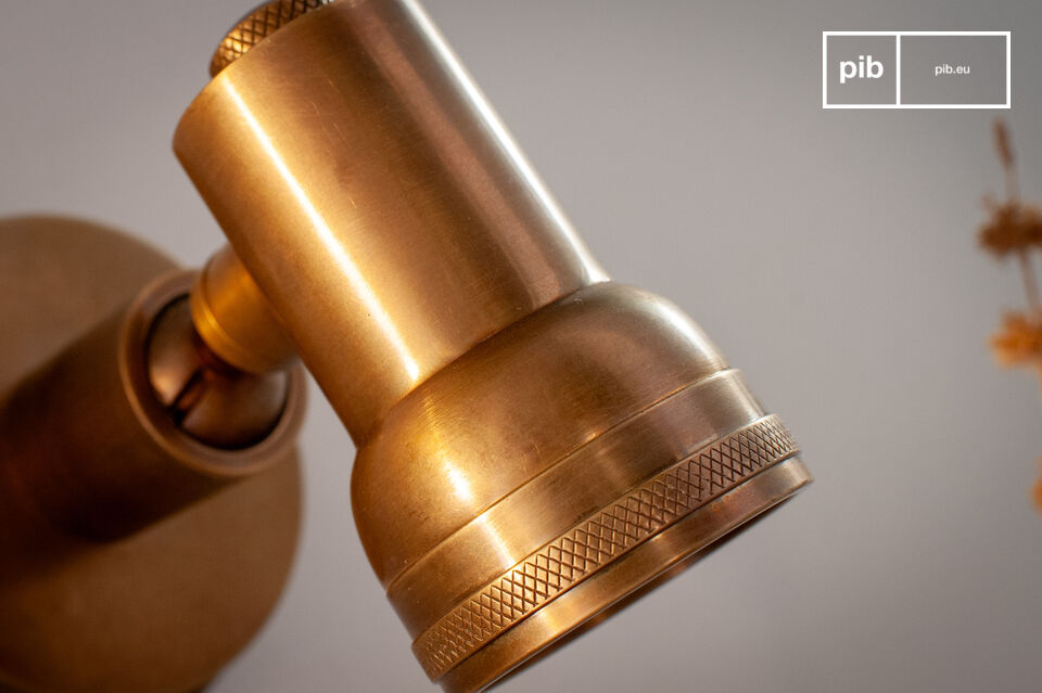 Compact en doordacht onderscheidt de wandlamp van koperkleurig messing uit de Bax-collectie zich