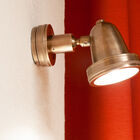 Mit ihrem schlichten