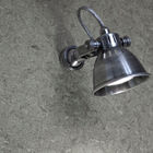 Design-Wandleuchte aus versilbertem Messing.