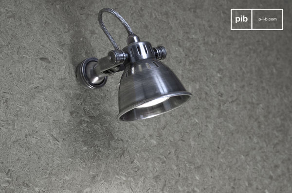 Design-Wandleuchte aus versilbertem Messing.