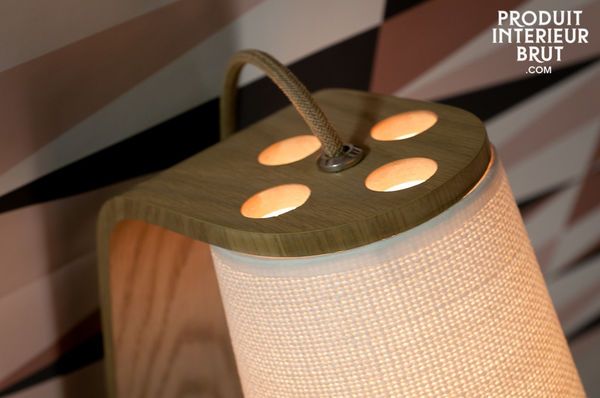 Die Nüchternheit einer gerundeten Holz-Wandleuchte