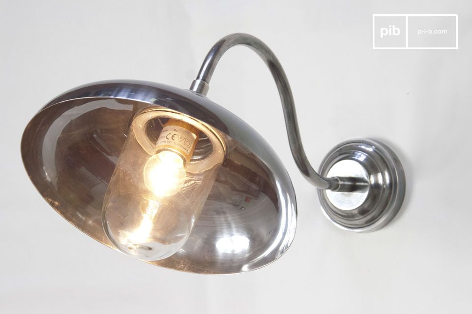 Diese schöne Schwanenhalslampe kann auch im Badezimmer verwendet werden