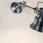 Metallstuhl, Silberstruktur, leuchtendes Herz, Retro-Stil.