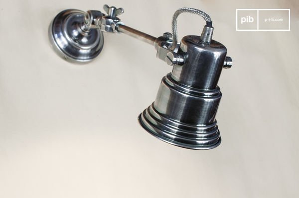 Metallstuhl, Silberstruktur, leuchtendes Herz, Retro-Stil.