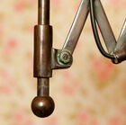 Leicht gealtertes Bronze-Finish.