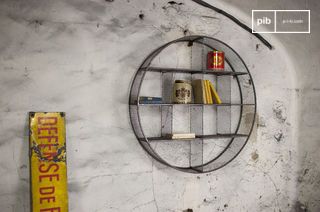 Wandregal aus grauem Metallgeflecht