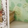 Dieser Wandschrank besteht aus Holz und Glas und kann