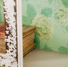 Dieser Wandschrank besteht aus Holz und Glas und kann