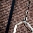 Ophanging is opgehangen aan een sublieme ketting.