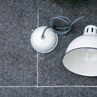 Das Kabel der Lampe hat ein weiß-schwarzes Zick-Zack Muster welches noch zusätzlich zum retro