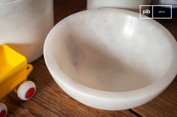 Die Marmorbank ist sehr raffiniert.