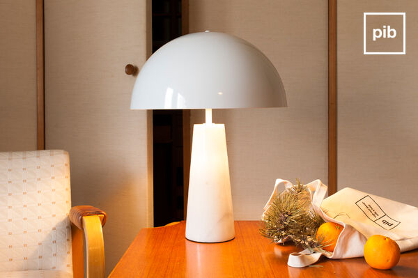 Weiße nachttischlampe