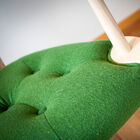 Hervorragender Farbkontrast zwischen Holz und Stoff.