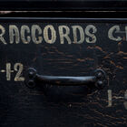 Die Schubladen sind mit Anmerkungen versehen und geben der Kommode eine besondere Note.