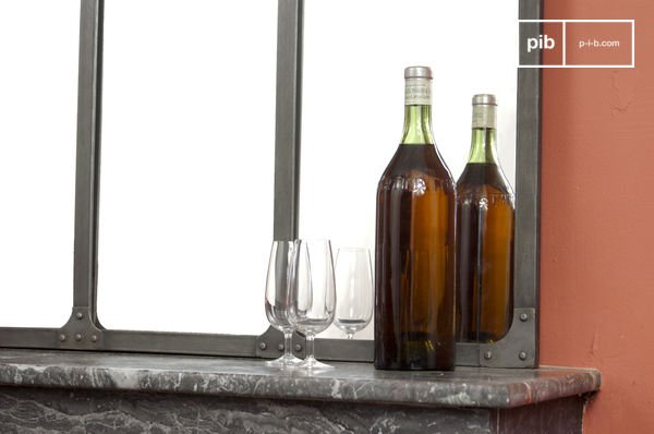 Spiegel auf einem Marmorkamin, orangefarbene Wand.