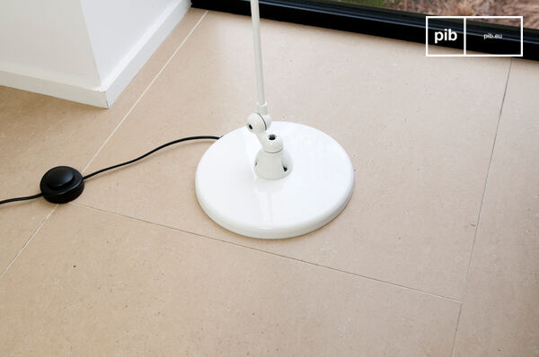 Its heavy base of 25cm in diameter ensures good stability.