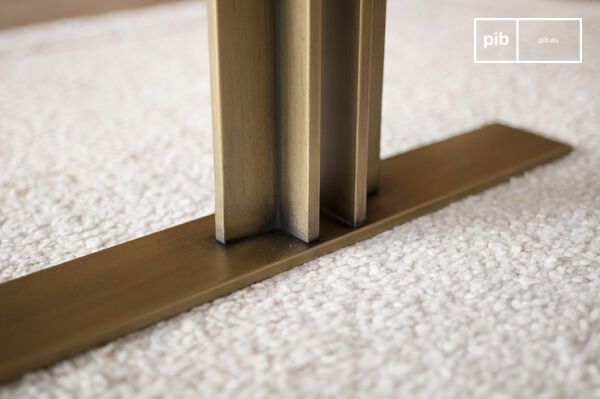 With its vertical feet compared to the edges of the table this Carrera model put its focus on the