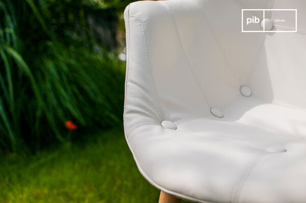 Strongly installed on its base made of ash, the Patchwork armchair combines comfort and originality