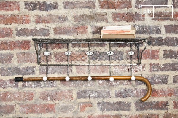 Unique shelf with a resolutely vintage character.