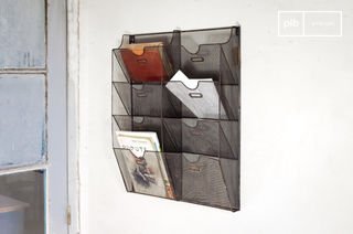 Wall-mounted mesh document holder