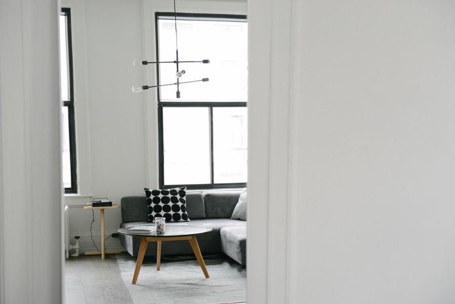 Wit interieur doorgang
