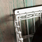 Het witte Amelia rekje is praktisch en makkelijk aan de muur te bevestigen