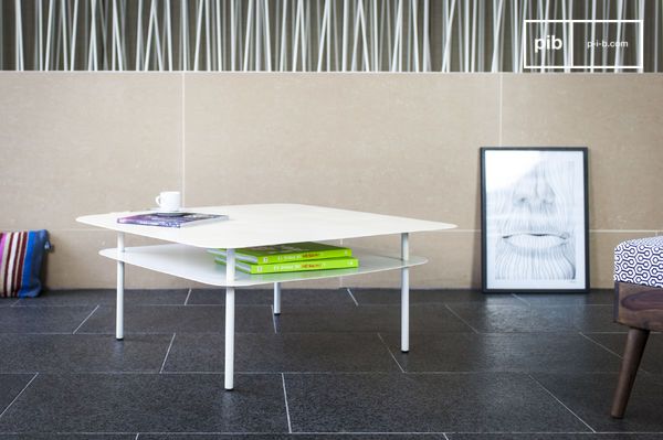 De salontafel is voorzien van lijnen uit de jaren vijftig van de vorige eeuw.
