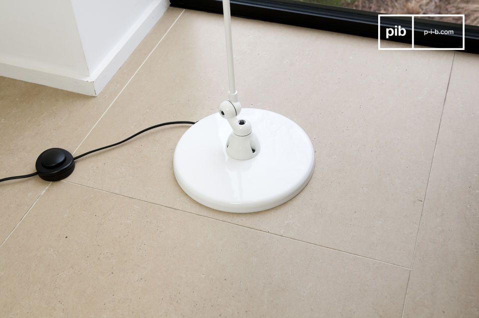 De zware basis van 25cm in diameter zorgt voor een goede stabiliteit.