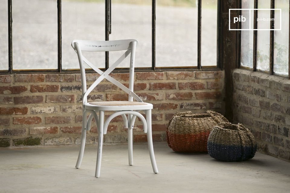 Mooie heldere stoel met een vintage look.