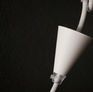 De NUD-lamp kan gebruikt worden als hanglamp of wees creatief en wikkel het om houten messen en