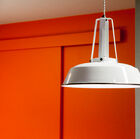 Witte afwerking en zwarte accenten. Industriële hanglamp opnieuw geïnterpreteerd.