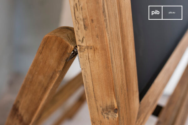 The black of the painting and the wood of the structure match perfectly.