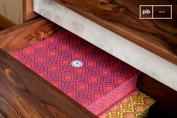 A large drawer allows you to store objects.