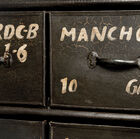 De gouden inscripties beschrijven verschillende objecten.